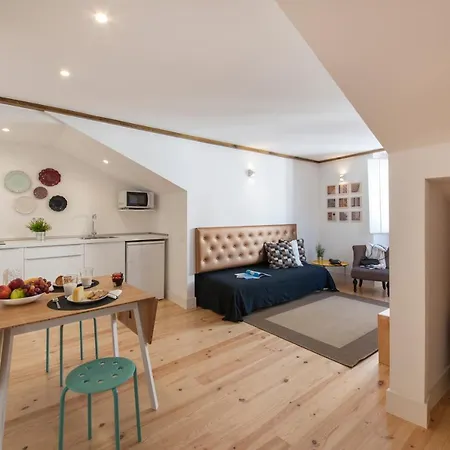 Daire Light Green Apartments - Downtown Lisbon *
